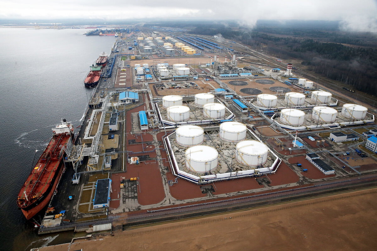 Нефтеналивной терминал в порту Усть-Луга